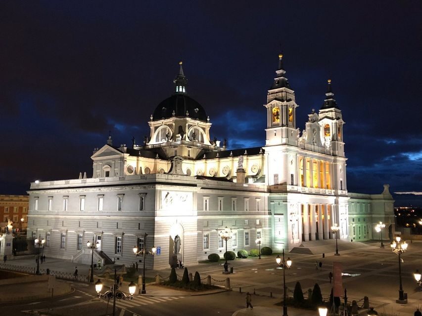 Madrid: Enchanted Evening Walking Tour in Spanish - Where the tour starts: lining up at Plaza de España and Naturanda