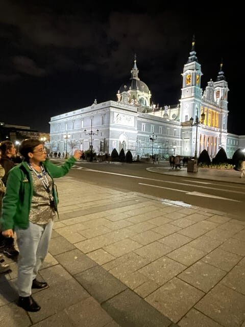 Madrid: Enchanted Evening Walking Tour in Spanish - Stop-by-stop walkthrough: Plaza de Oriente to Puerta del Sol