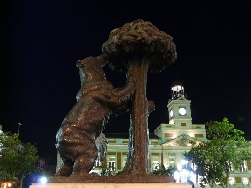Madrid: Enchanted Evening Walking Tour in Spanish - The guides: friendly, attentive, and fact-focused