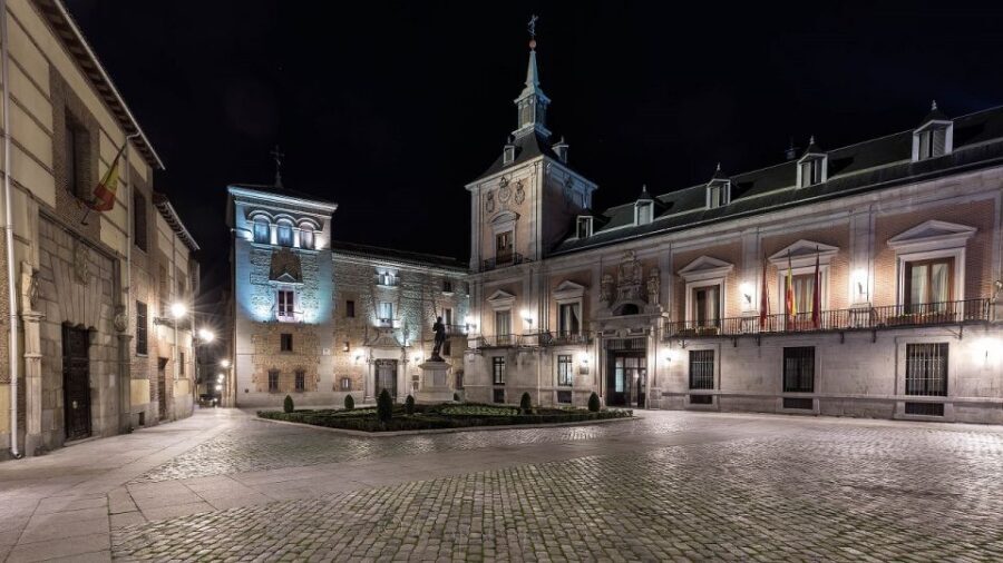 Madrid: Enchanted Evening Walking Tour in Spanish - Who should book this evening walk