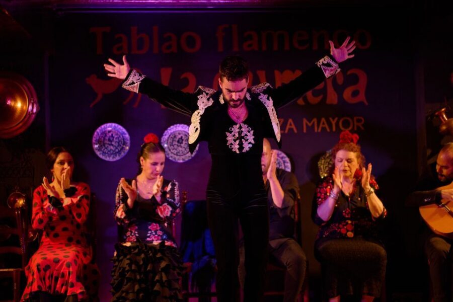 Madrid: Flamenco Show La Quimera with Drinks & Dinner Option - Live guitar and improvisational vocals: the emotional engine