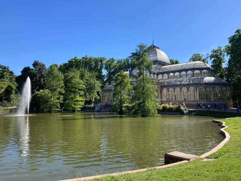 Madrid: Flow Yoga class in Retiro Park - Laure’s teaching style: calm, adaptable, and friendly
