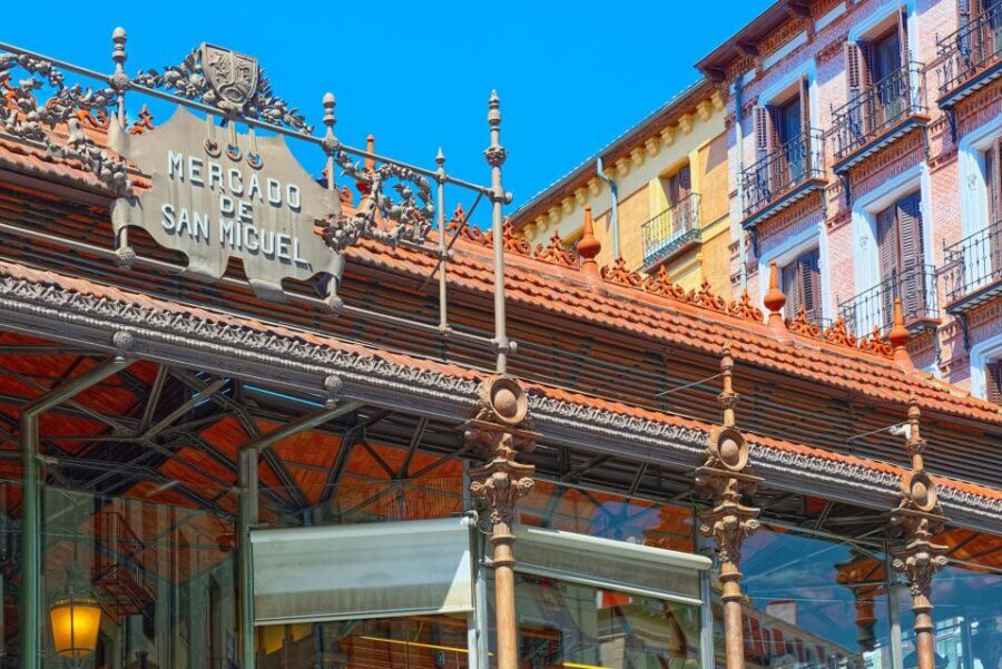 Madrid: Guided Highlights Walking Tour - The wrap-up: free club entry, then back near Puerta del Sol