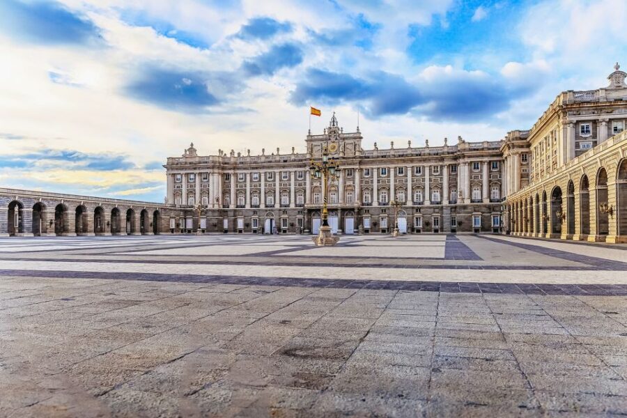 Madrid: Guided Tour of the Royal Palace with Fast Access - How small-group size changes the palace walkthrough