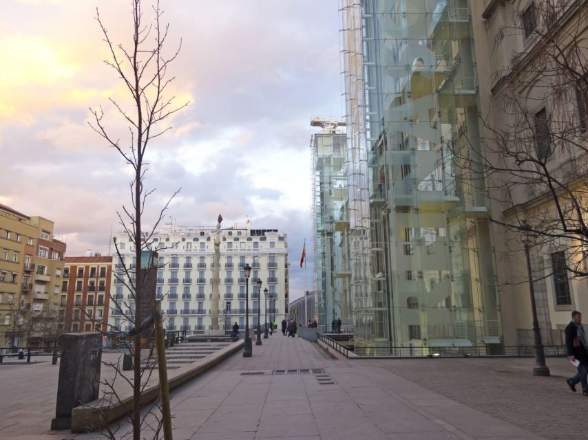 Madrid: Guided visit to Reina Sofia & Thyssen Museum - The guide experience: why narration changes what you see