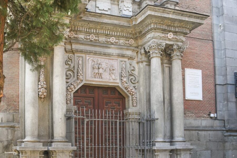 Madrid: Hidden Gems and Secrets Small Group Walking Tour - La Latina and Plaza de la Villa: the city changes styles in front of you