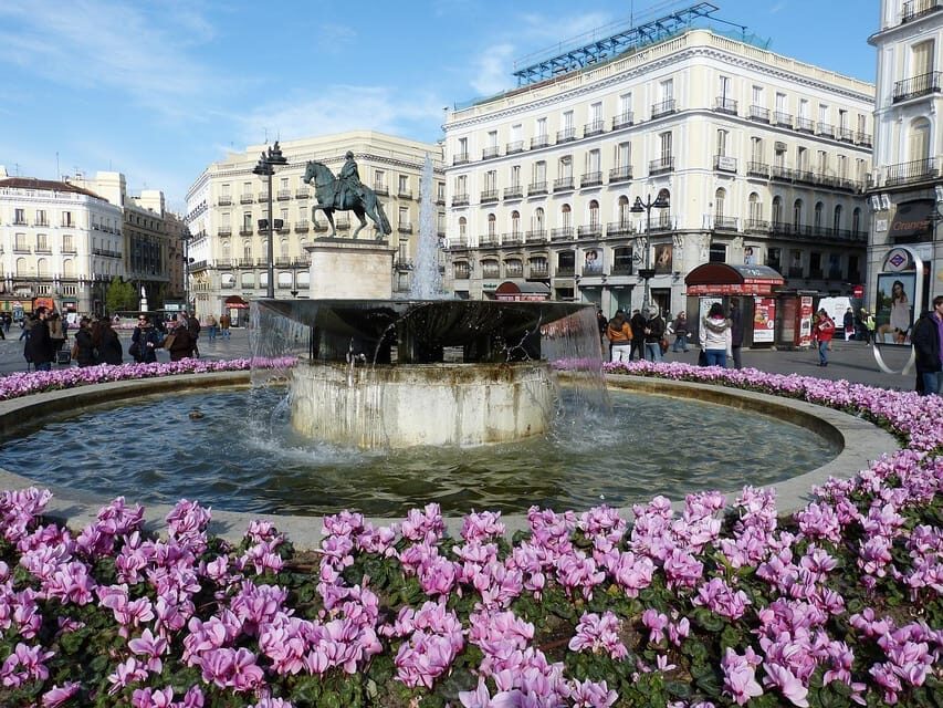 Madrid: Highlights of Madrid Walking Tour - Plaza Mayor and Plaza de la Villa: squares that explain how Madrid works