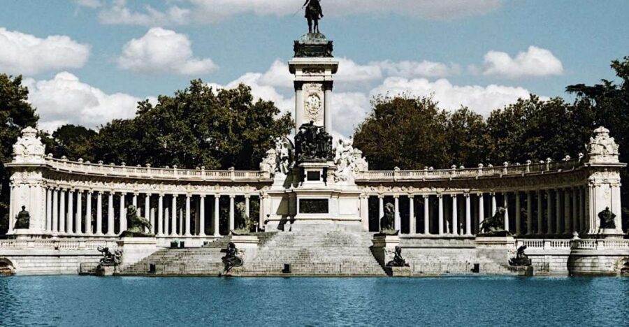 Madrid: Historical Center 2.5-Hour Guided Walking Tour - The site of the world’s oldest restaurant: a quick history flex