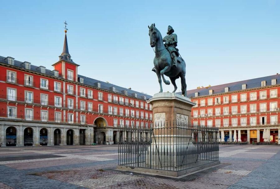 Madrid Historical Centre & Old Town Walking Tour in French - Plaza Mayor: the market square that shaped daily life