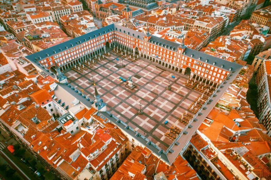 Madrid: History, Bites & Sips – An Intimate Tour Since 2018 - The cozy gourmet restaurant finale: tapas, local drinks, and a special liquor