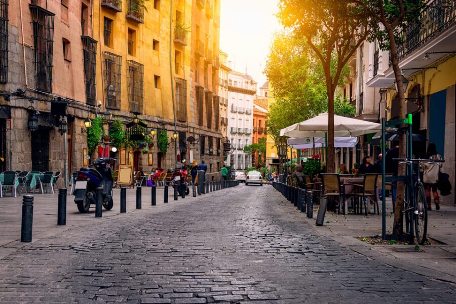 Madrid: History, Bites & Sips – An Intimate Tour Since 2018 - Plaza Mayor 27: your meetup and the fast start