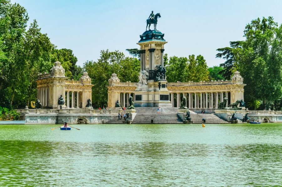 Madrid: Iconic Retiro Park Segway Tour - La Rosaleda: 4,000-plus rose bushes and the spring payoff