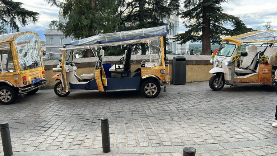 Madrid: Modern tour with Private guide in yellow tuk tuk - Avenida de la Castellana, AZCA Area Views, Metropolis, and Plaza de Santa Ana