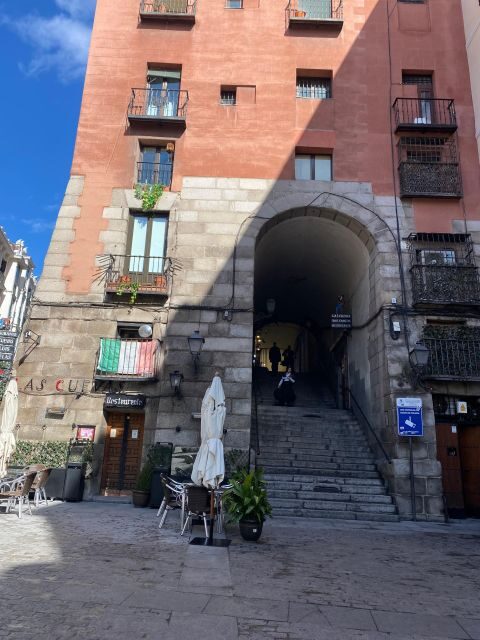 Madrid: Monastery of Descalzas Reales Tour with Tickets - Entering the route: how the visit flows step by step