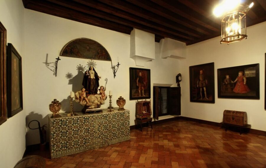 Madrid: Monastery of Descalzas Reales Tour with Tickets - The outside versus the inside: why the facade matters