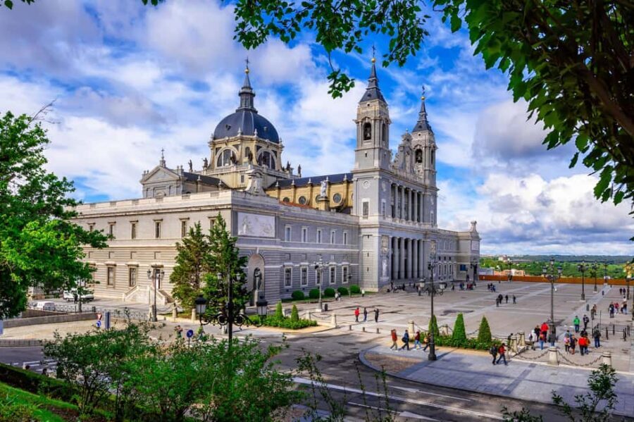 Madrid Must-see with Atardeder at the Debod Temple - Teatro Real to Plaza de Oriente: the royal spine of Madrid