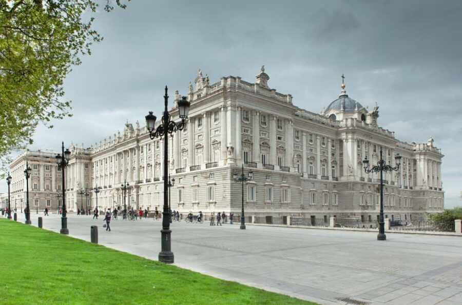 Madrid Must-see with Atardeder at the Debod Temple - Plaza de España and Gallardo Palace: where the route opens up