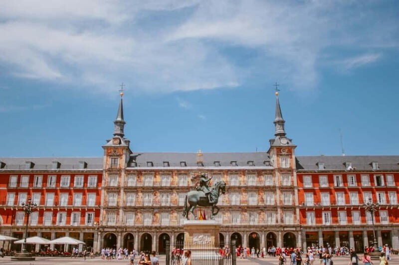 Madrid: Old Town, Poets District, and Royal Palace Tour - Teatro Español and Plaza de Santa Ana: the theater heartbeat
