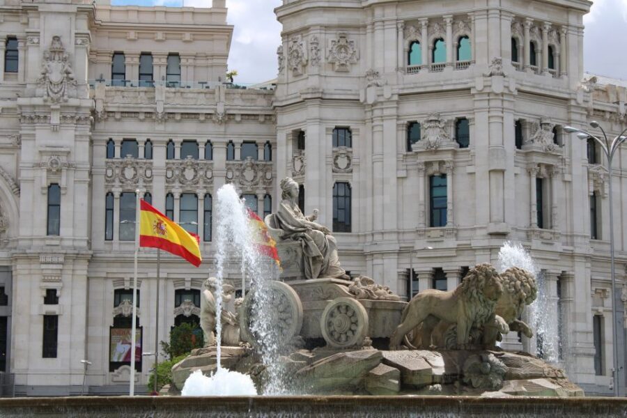 Madrid: Panoramic Open-Top Bus Day or Night Tour with Guide - Retiro Park to Plaza de Colón: a calmer rhythm in the middle
