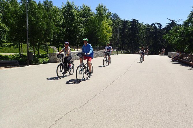 Madrid Parks & Riverside Bike Tour - Before you ride: bikes, helmets, and the real pace