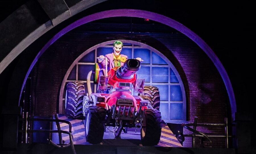 Madrid: Parque Warner Ticket and Roundtrip Transportation - Movie World Studios and the Crazy Police Academy show