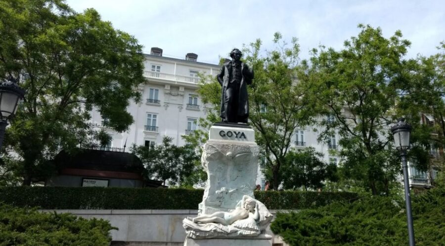 Madrid: Prado Museum Guided Tour with Ticket - Meeting at Monumento a Velázquez with a blue umbrella