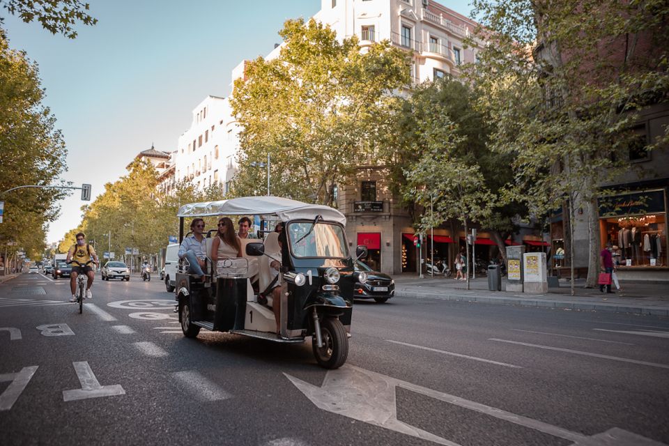 Madrid: Private City Tour by Eco Tuk Tuk - Comfort, photo time, and the rain reality