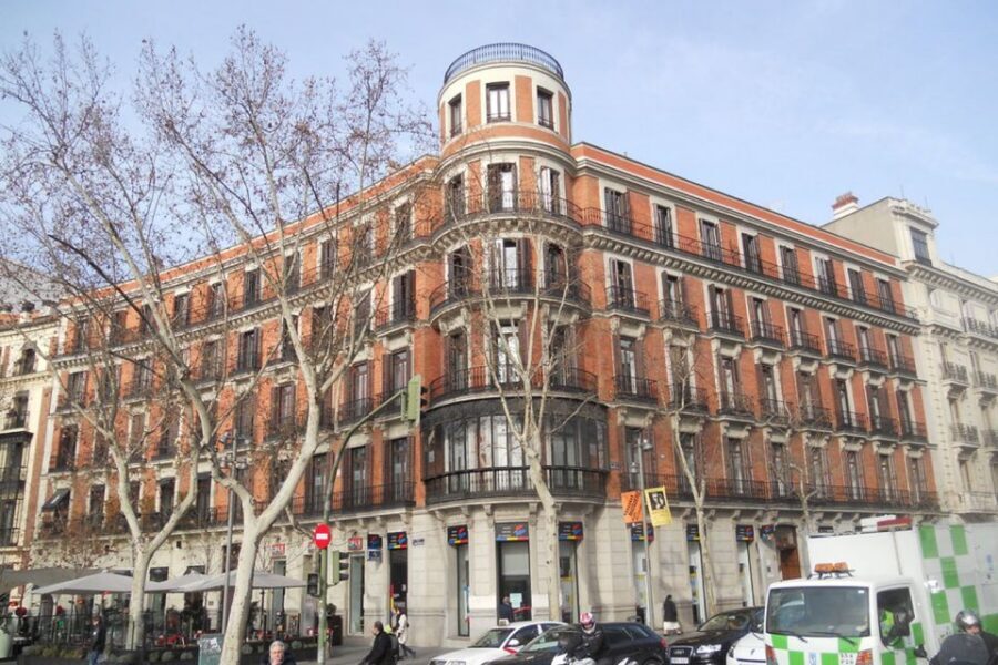 Madrid: Private Custom City Tour with Driver and Guide - Plaza Colón and Parque del Retiro: a calm ending in the middle of the action