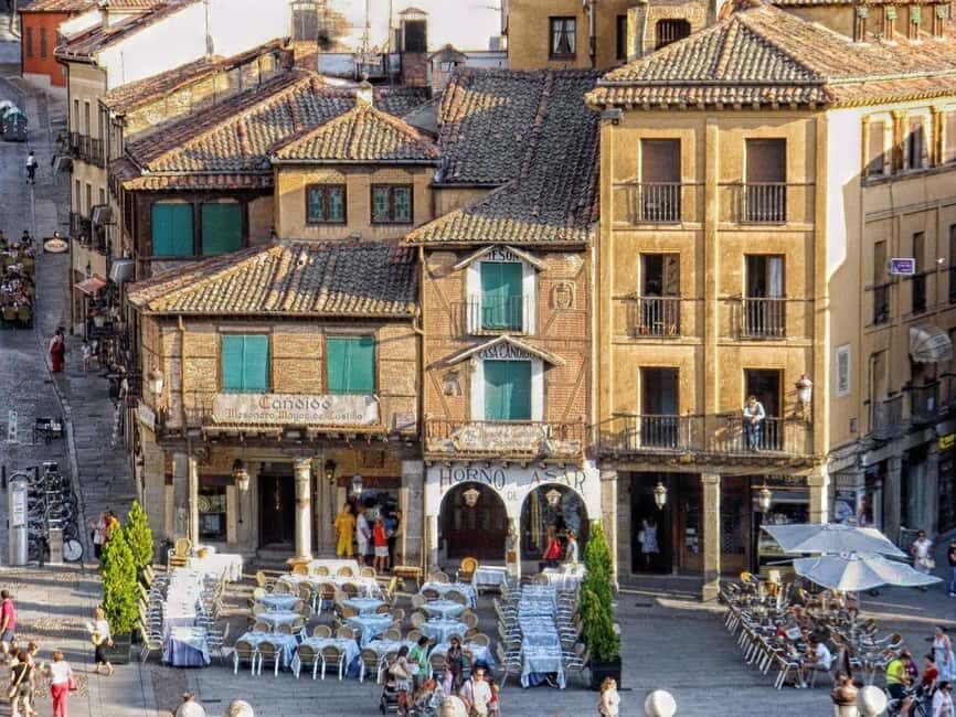 Madrid: Private Segovia Day Trip with Local Guide - The one-hour drive to Segovia: how to use the ride