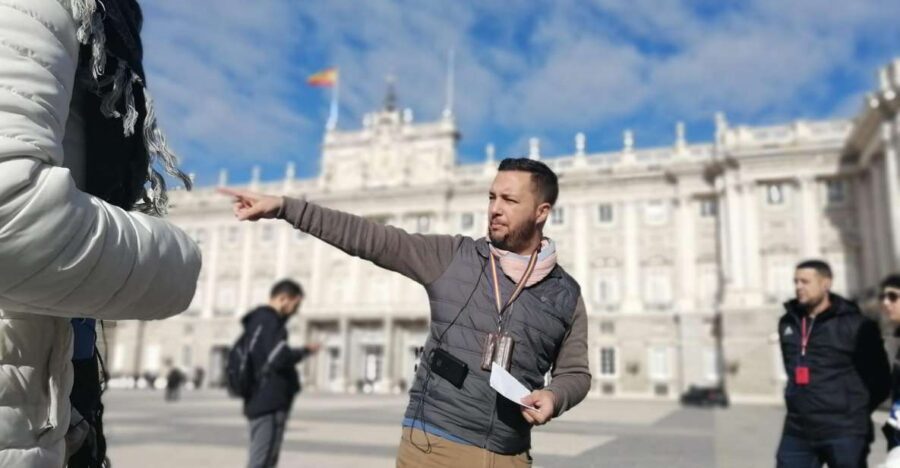 Madrid: Private Walking tour 2,5 hours or 5 hours - Cibeles: the square stop that anchors your orientation