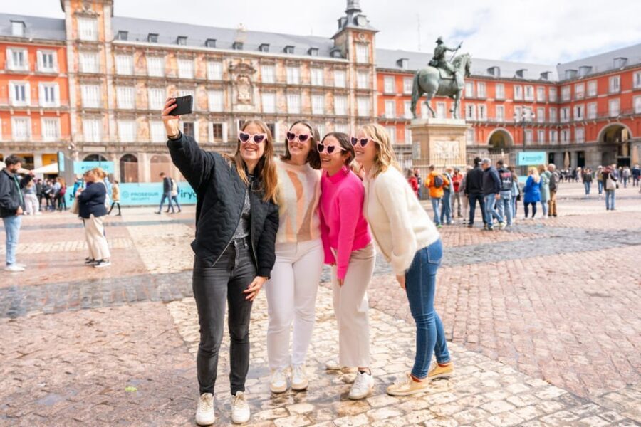 Madrid: Professional photoshoot at The Royal Palace - The Royal Palace photo stop: facade shots, garden angles, and less stress