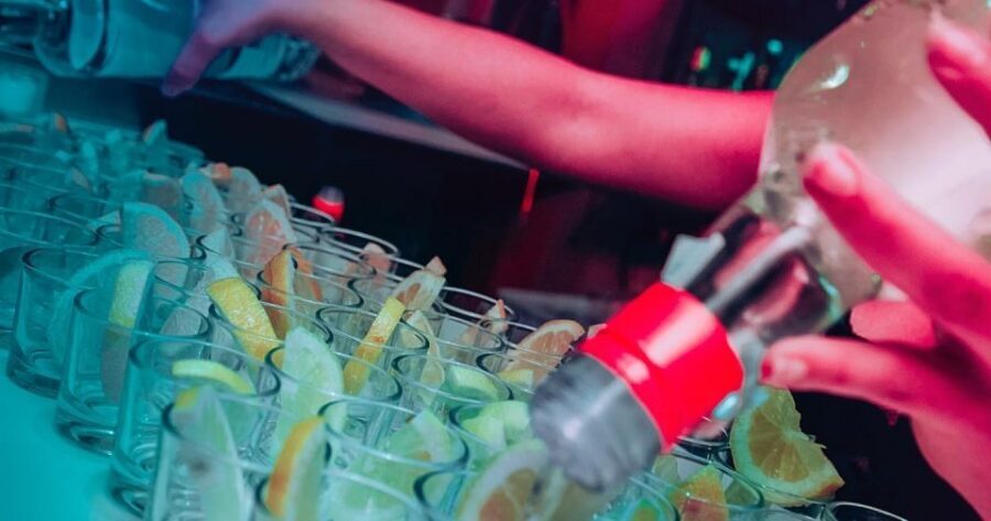 Madrid: PUBCRAWL Ruta de Bares y Fiesta por Madrid - Enbabia Infused: A Guided Hour With a Real Madrid-Nightlife Tempo