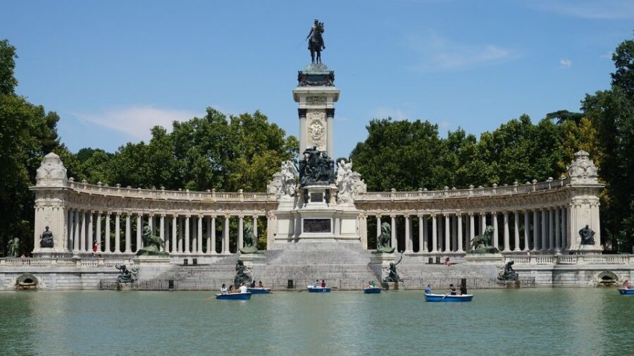 Madrid: Retiro Park Guided Tour and Tapas Tasting - Tapas time: what you get (and what to double-check)
