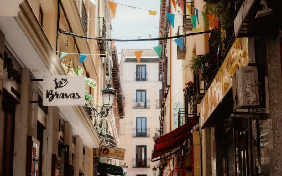 Madrid Retro Tour 120 min, old town, modern Madrid + surprise destination - Guides who adjust to you: multilingual, audible, and photo-helpful