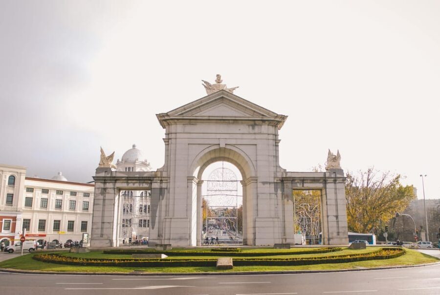 Madrid Retro Tour 120 min, old town, modern Madrid + surprise destination - Who should book this Retro Tour Madrid