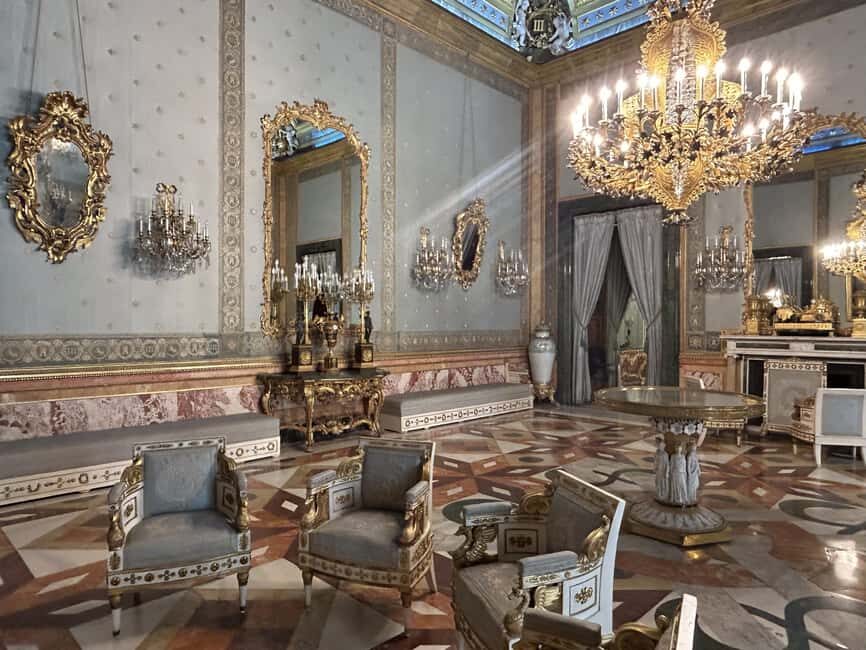 Madrid: Royal Palace Guided Shared Group Tour - Salón de las columnas: listen, then look harder