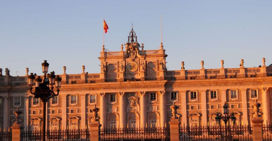 Madrid: Royal Palace Guided Tour with Entry Ticket - Where you start: meeting point and what to watch for