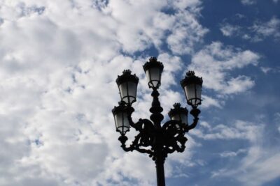 Madrid: Royal Palace Guided Tour with Entry Ticket - The palace setting: Italian Baroque on the old Alcázar site