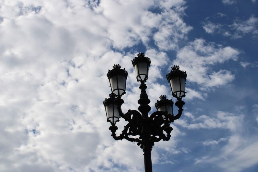 Madrid: Royal Palace Guided Tour with Entry Ticket - The palace setting: Italian Baroque on the old Alcázar site