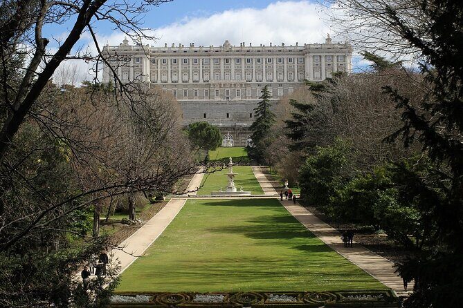 Madrid: Royal Palace Guided Tour with Skip the Line Ticket - Meeting Point at Madrid Souvenirs: getting to the start fast