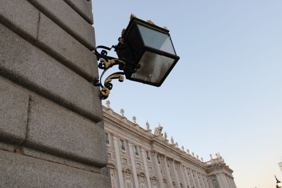 Madrid: Royal Palace Private Tour with Entry Ticket - How the guided approach changes what you notice