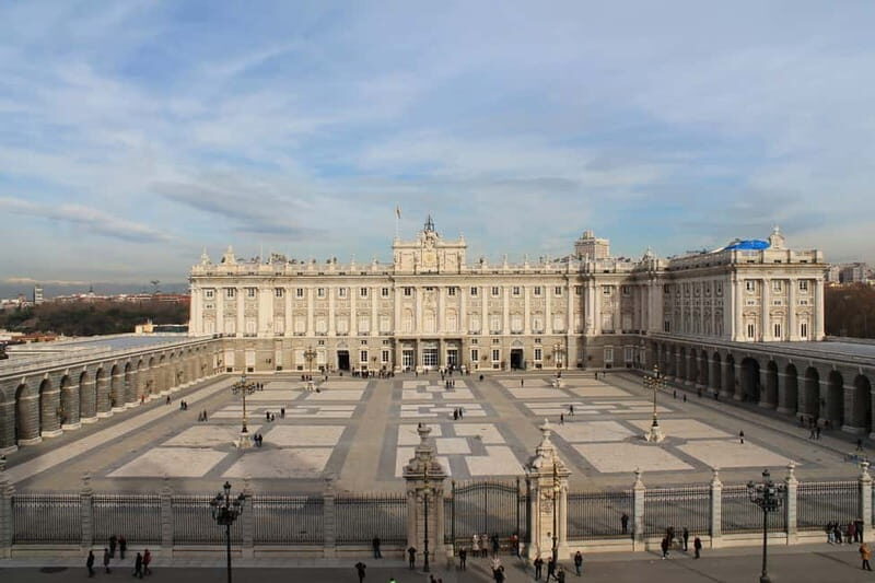 Madrid: Royal Palace Private Tour with Tickets - The 3-hour rhythm: a calm pace with room to ask questions