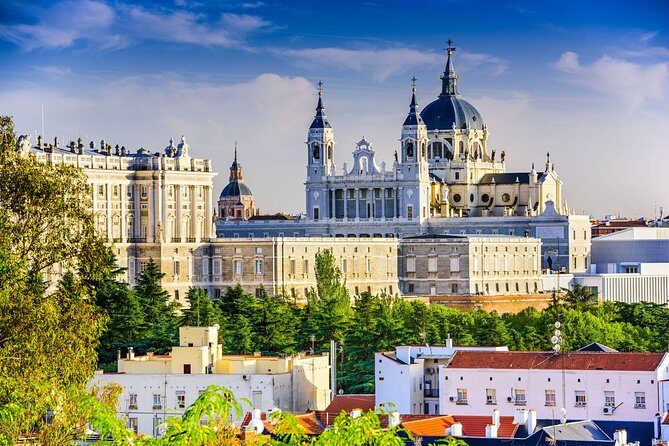Madrid Royal Palace Professional Guided Tour with Skip the Line - Plaza to Palace Route: Plaza de Oriente and Quick City Context