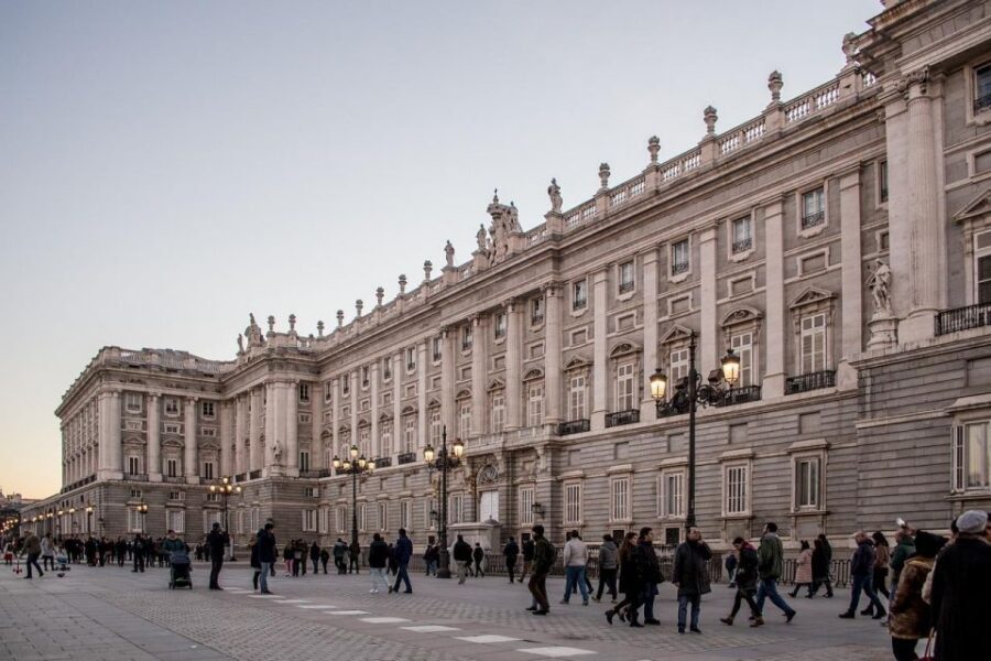 Madrid: Royal Palace Skip-the-line Guided Tour - Meeting point stress is real: find the Golden Tour Guide sign first