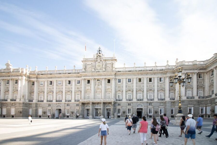 Madrid: Royal Palace Tour, Flamenco Show, & Tapas with Drink - Torres Bermejas Tablao: Moorish-Style Walls Meet Real Flamenco Energy