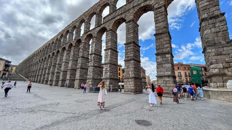Madrid: Segovia & Ávila Full Day with Alcázar & Wall Tickets - Transfer to Ávila: a one-hour reset