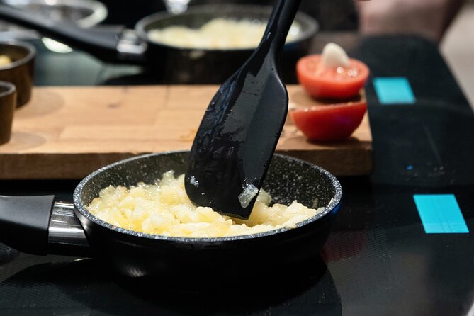 Madrid Spanish Omelet Cooking Class and Bottomless Wine brunch - Bottomless cava or wine: the drink flow is part of the design
