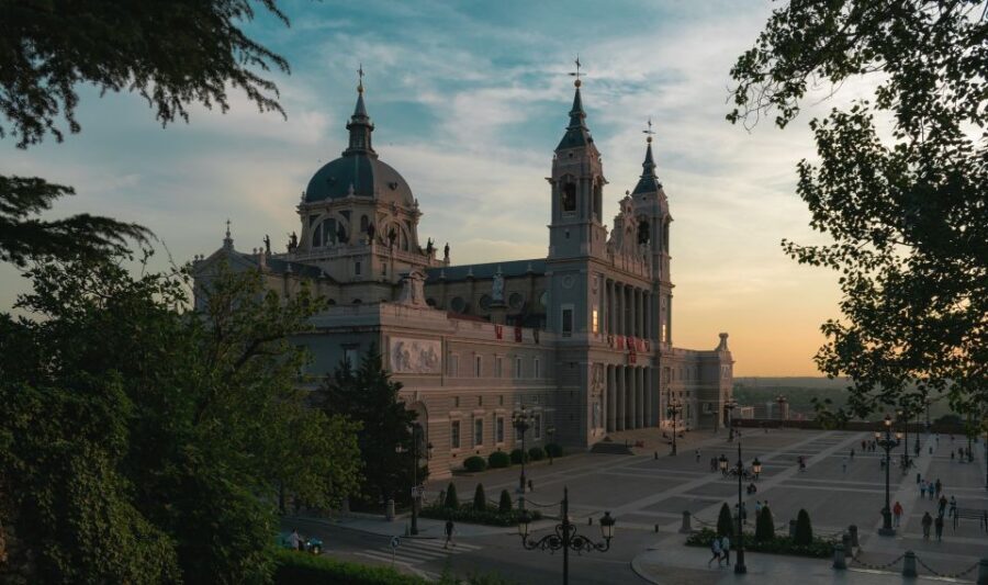 Madrid: Sunset Walking Tour with Optional Flamenco Show - Gran Vía Nightlife Walk: Lights, Buildings, and No Guesswork
