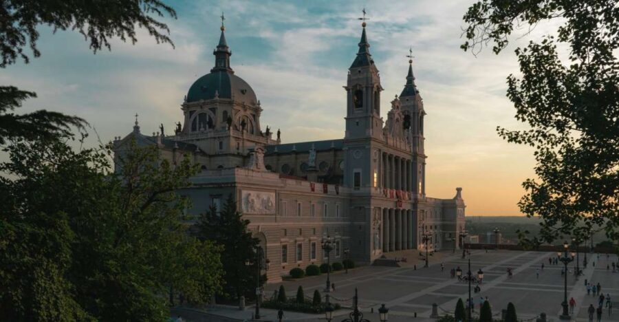 Madrid: Sunset Walking Tour with Optional Flamenco Show - Mercado de San Miguel: A Free-Time Break That Helps You Pace the Night