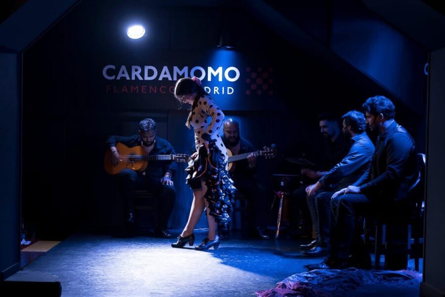 Madrid: Tablao Cardamomo Flamenco Show with 1 drink included - Live music and traditional costumes: the details that change everything
